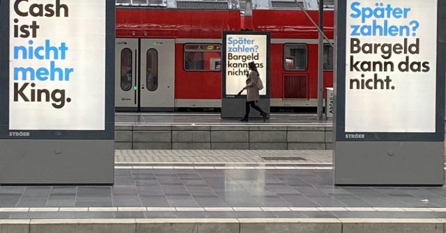 Paypal-Plakate am Hauptbahnhof in Frankfurt.