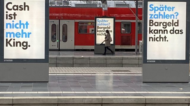 Paypal-Plakate am Hauptbahnhof in Frankfurt.