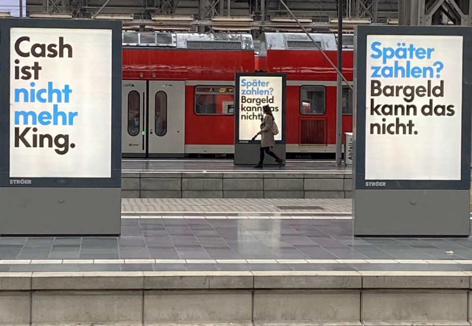 Paypal-Plakate am Hauptbahnhof in Frankfurt.