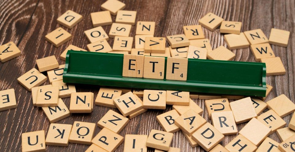 Buchstaben die das Wort ETF ergeben