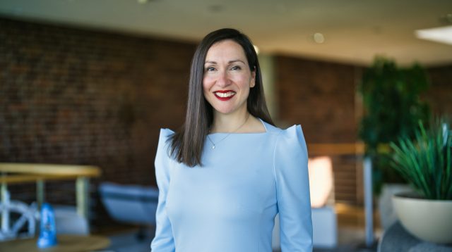 Julia Japec verantwortet als Vertriebsvorständin das Ressort „Customer Success“ bei Atruvia. Ihr Credo: „Der Erfolg unserer Kunden ist unser Erfolg – und damit zugleich unser Antrieb. Wir hören zu, denken mit und handeln voraus – partnerschaftlich, verlässlich und mit echtem Mehrwert. Denn nur wenn unsere Kunden erfolgreich sind, sind wir es auch.“