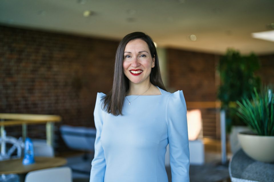 Julia Japec verantwortet als Vertriebsvorständin das Ressort „Customer Success“ bei Atruvia. Ihr Credo: „Der Erfolg unserer Kunden ist unser Erfolg – und damit zugleich unser Antrieb. Wir hören zu, denken mit und handeln voraus – partnerschaftlich, verlässlich und mit echtem Mehrwert. Denn nur wenn unsere Kunden erfolgreich sind, sind wir es auch.“