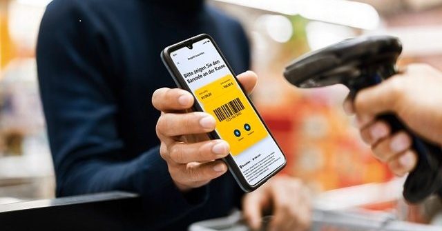 Mit der App Bargeld abheben.