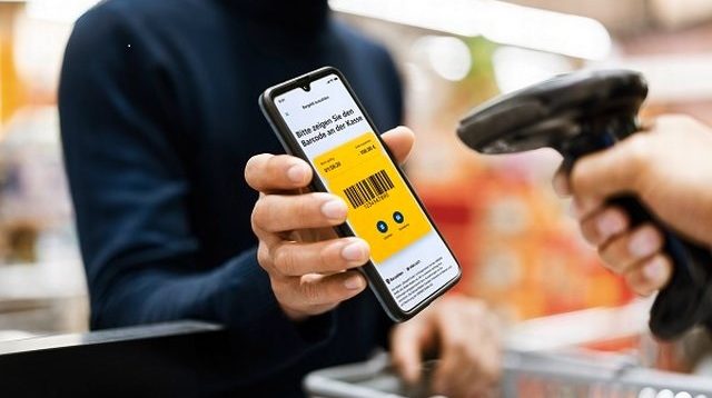 Mit der App Bargeld abheben.