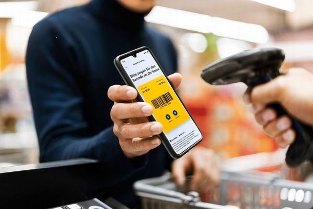 Mit der App Bargeld abheben.