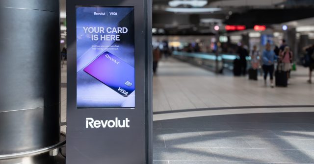 Revolut Logo auf einer Werbeanzeige