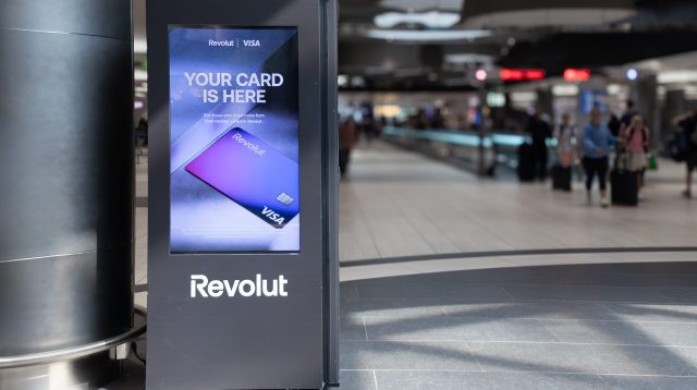 Revolut Logo auf einer Werbeanzeige