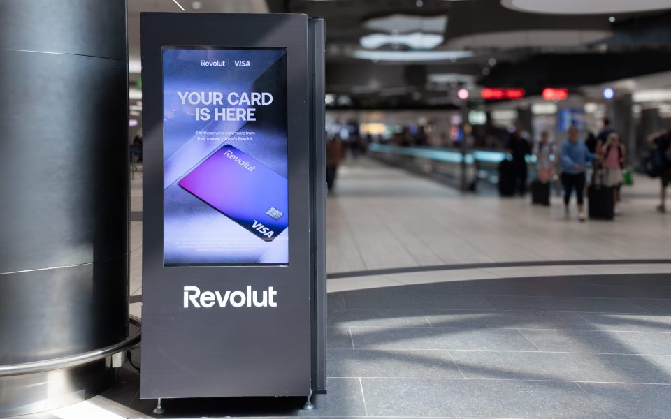 Revolut Logo auf einer Werbeanzeige