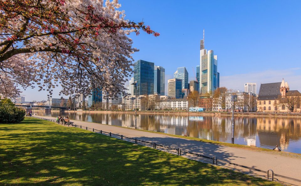 fruehling-spring-frankfurt-skyline-c-marco-scaled