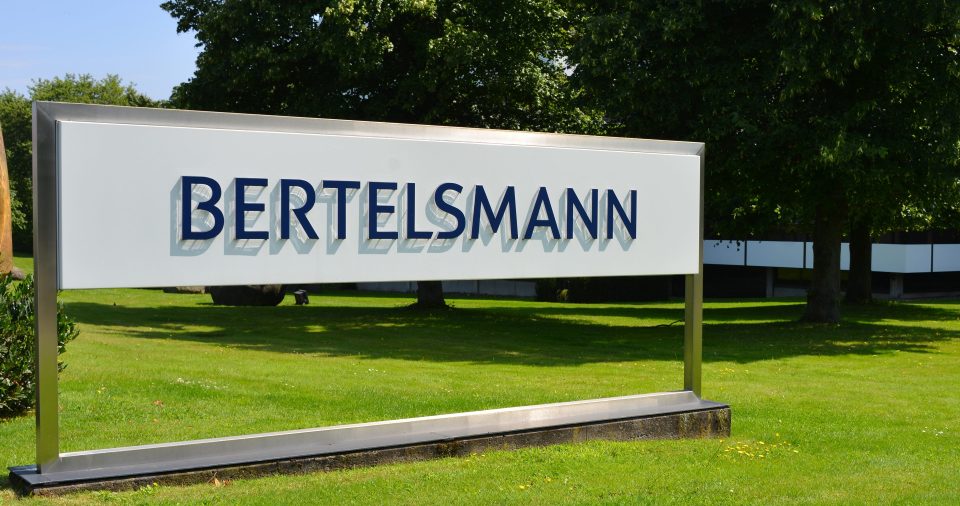 Bertelsmann-Schild in Gütersloh