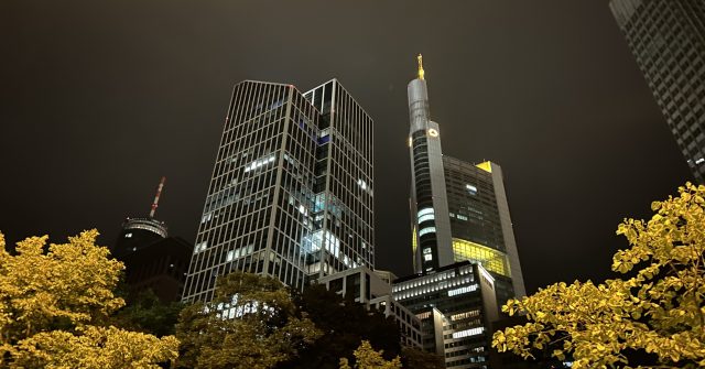 Skyline Frankfurt am Main mit Blick auf den Commerzbank Tower