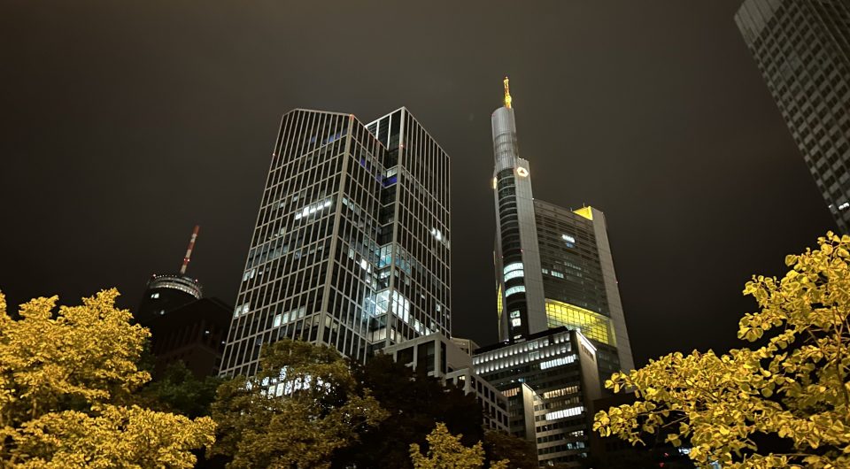 Skyline Frankfurt am Main mit Blick auf den Commerzbank Tower