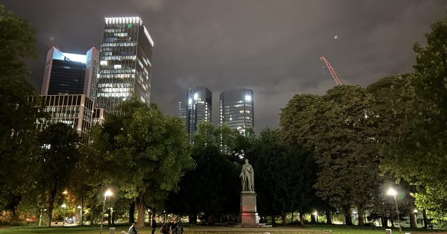 Schiller-Denkmal mit Blick auf den Sitz der Deutschen Bank