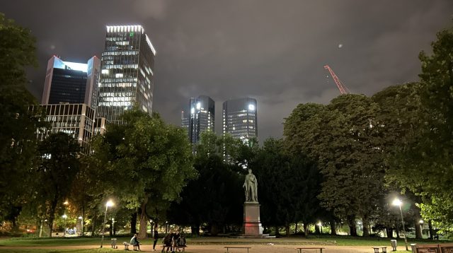 Schiller-Denkmal mit Blick auf den Sitz der Deutschen Bank