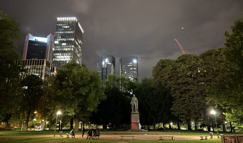 Schiller-Denkmal mit Blick auf den Sitz der Deutschen Bank