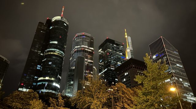 Frankfurter Skyline bei Nacht (Helaba, Commerzbank)