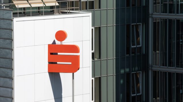 Sparkassen-S am Verbandsgebäude des Sparkassenverbands Niedersachsen.