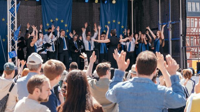 Mit einer Stimme: Der Chor der EZB auf dem Europa-Fest auf dem Frankfurter Römerberg im Mai 2025.