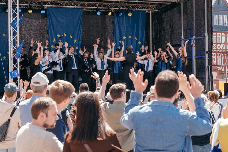 Mit einer Stimme: Der Chor der EZB auf dem Europa-Fest auf dem Frankfurter Römerberg im Mai 2025.