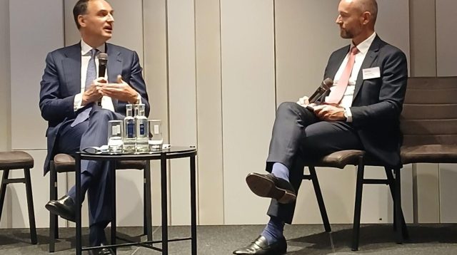 James von Moltke (li.), CFO Deutsche Bank, auf der S&P European Financial Institutions Conference Series 2025.
