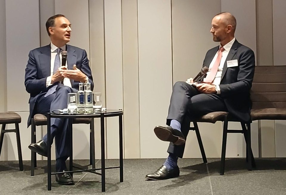 James von Moltke (li.), CFO Deutsche Bank, auf der S&P European Financial Institutions Conference Series 2025.