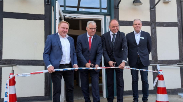Hans-Jürgen Behr, Vorstandsvorsitzender der Sparkasse Altmark West (2. v. l.), mit dem Vorstand der Volksbank eG Südheide – Isenhagener Land – Altmark, Patrick Lieb (2. v. r.), geben den Start, gemeinsam mit Landrat Steve Kanitz (l.) und dem Aufsichtsratsvorsitzenden der Volksbank, Claus Dreblow (l.), für die gemeinsame Kooperation „Sparkasse und Volksbank“.