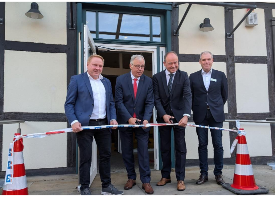 Hans-Jürgen Behr, Vorstandsvorsitzender der Sparkasse Altmark West (2. v. l.), mit dem Vorstand der Volksbank eG Südheide – Isenhagener Land – Altmark, Patrick Lieb (2. v. r.), geben den Start, gemeinsam mit Landrat Steve Kanitz (l.) und dem Aufsichtsratsvorsitzenden der Volksbank, Claus Dreblow (l.), für die gemeinsame Kooperation „Sparkasse und Volksbank“.