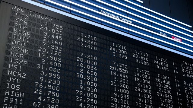 Anzeigentafel der Neuemissionen im Handelssraum der Deutschen Börse