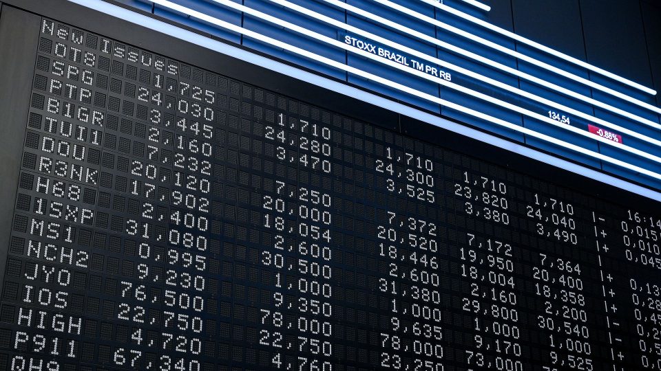 Anzeigentafel der Neuemissionen im Handelssraum der Deutschen Börse