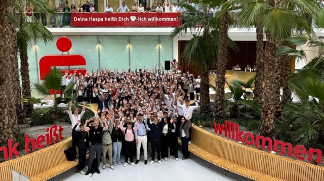 Die Hamburger Sparkasse verdoppelte im vergangenen Jahr die Zahl der neuen Azubis und Dualstudenten auf 180. Im laufenden Jahr stellte die Sparkasse sogar 200 junge Menschen ein.