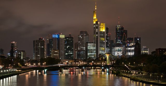 Frankfurter Skyline bei Nacht. Blick von der Deutscherrnbrücke auf das Bankenviertel mit seinen Hochhäusern in Frankfurt am Main
