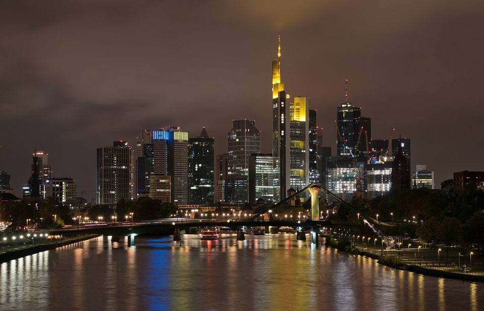Frankfurter Skyline bei Nacht. Blick von der Deutscherrnbrücke auf das Bankenviertel mit seinen Hochhäusern in Frankfurt am Main
