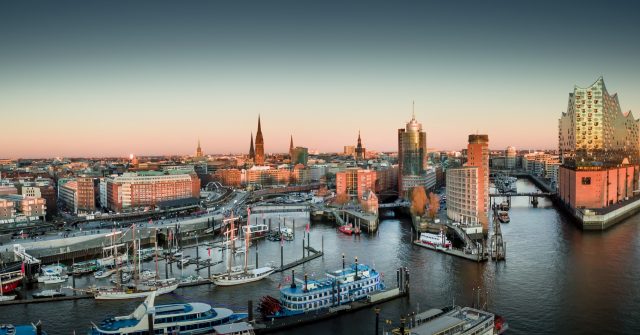 Elbphilharmonie und Hafencity bei Sonnenuntergang