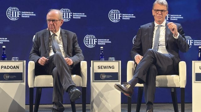 Unicredit-Verwaltungsratschef Pier Carlo Padoan und Deutsche Bank-Chef Christian Sewing beim IIF in Washington