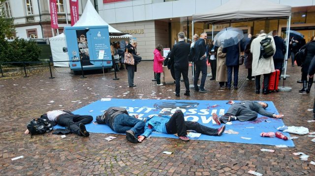 Aktivsten von Extinction Rebellion posieren als Leichen, um auf die nach ihrer Meinung tödlichen Geschäft der Versicherungsbranche aufmerksam zu machen.