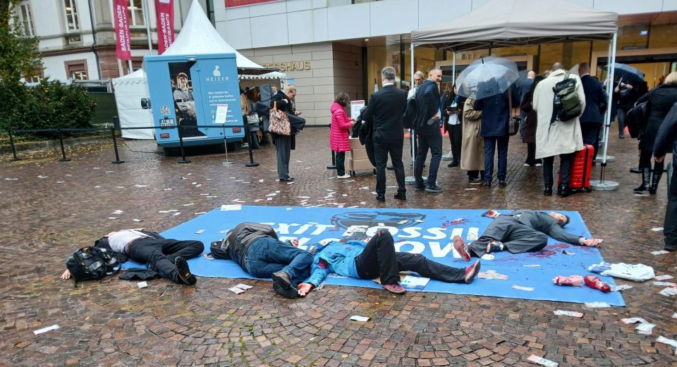 Aktivsten von Extinction Rebellion posieren als Leichen, um auf die nach ihrer Meinung tödlichen Geschäft der Versicherungsbranche aufmerksam zu machen.