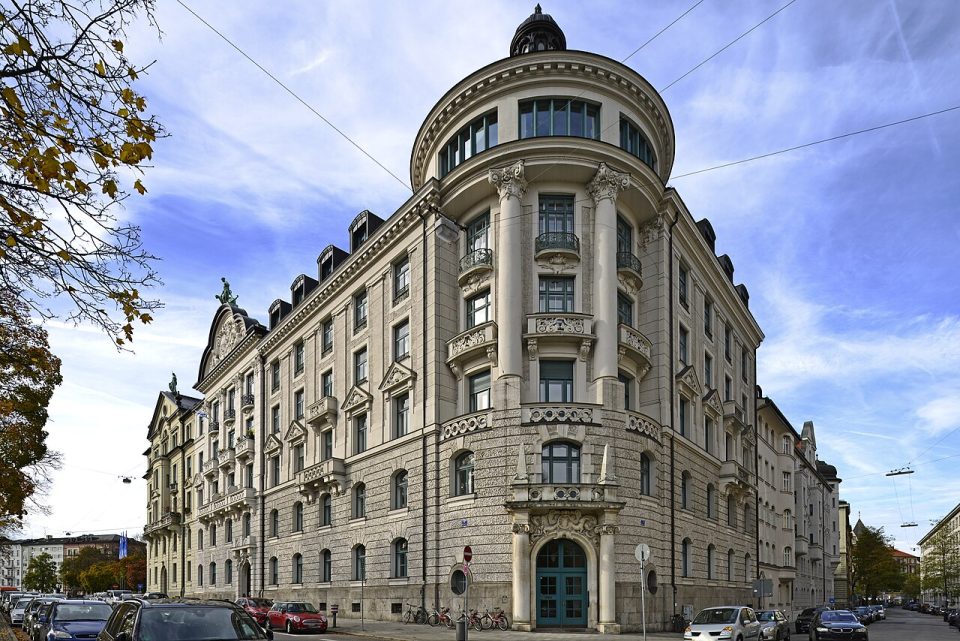 Eckhaus der Widenmayerstraße 3 in München.