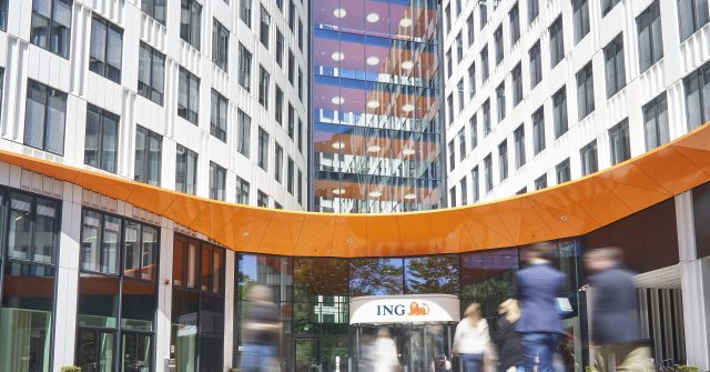 Am Eingang der deutschen ING-Zentrale in Frankfurt herrscht ein Kommen und Gehen.