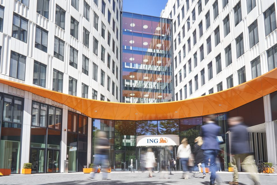 Am Eingang der deutschen ING-Zentrale in Frankfurt herrscht ein Kommen und Gehen.