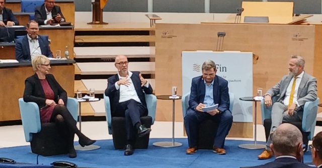 Talkrunde auf der Jahreskonferenz der Versicherungsaufsicht. V.l.n.r.: Julia Wiens (Exekutivdirektorin BaFin) , Jörg Asmussen (Hauptgeschäftsführer GDV), Moderator Ludger Hanenberg (Abteilungsleiter BaFin) und Nils Dennstedt, (Deloitte).