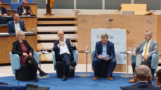 Talkrunde auf der Jahreskonferenz der Versicherungsaufsicht. V.l.n.r.: Julia Wiens (Exekutivdirektorin BaFin) ,  Jörg Asmussen (Hauptgeschäftsführer GDV), Moderator Ludger Hanenberg (Abteilungsleiter BaFin) und Nils Dennstedt, (Deloitte).