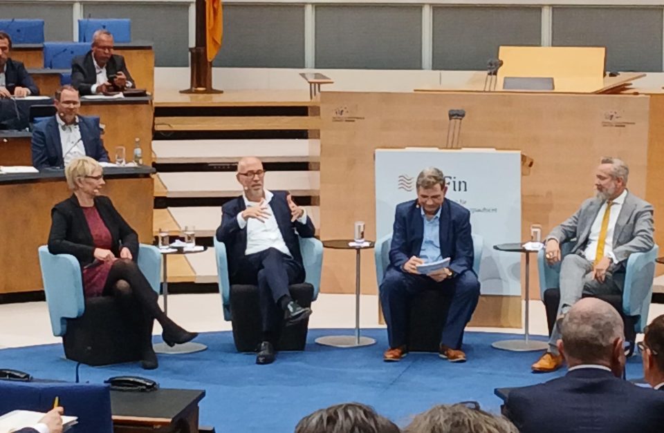 Talkrunde auf der Jahreskonferenz der Versicherungsaufsicht. V.l.n.r.: Julia Wiens (Exekutivdirektorin BaFin) ,  Jörg Asmussen (Hauptgeschäftsführer GDV), Moderator Ludger Hanenberg (Abteilungsleiter BaFin) und Nils Dennstedt, (Deloitte).