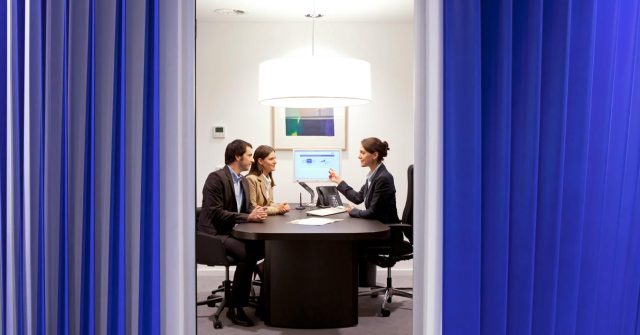 Vorhang auf für die Altersvorsorge: So stellt sich die Deutsche Bank ein Beratungsgespräch vor.