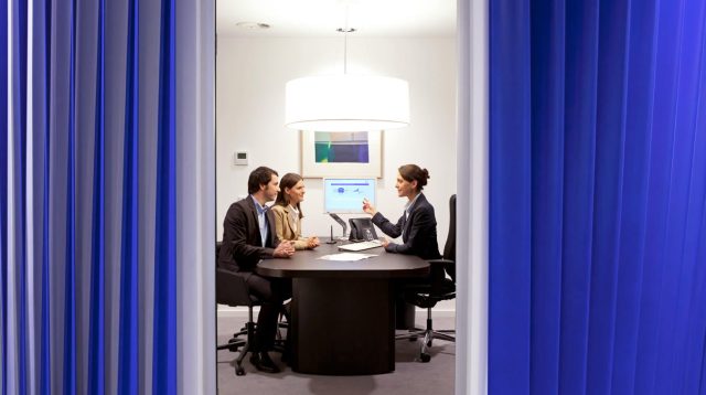 Vorhang auf für die Altersvorsorge: So stellt sich die Deutsche Bank ein Beratungsgespräch vor.