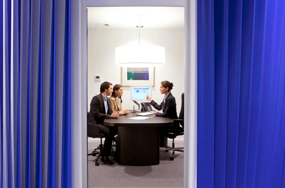 Vorhang auf für die Altersvorsorge: So stellt sich die Deutsche Bank ein Beratungsgespräch vor.