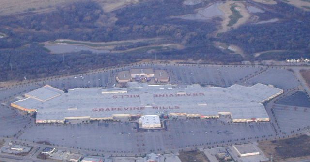 Vogelbild des Shoppingcenters Grapevine Mills in Texas.
