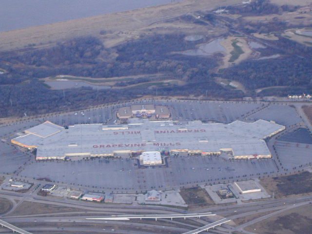 Vogelbild des Shoppingcenters Grapevine Mills in Texas.