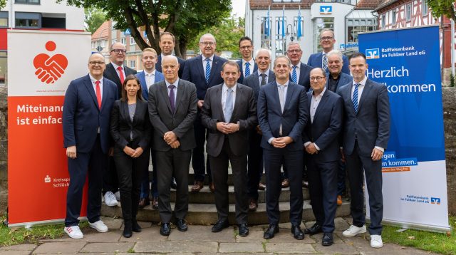 Wo drückt den der Schuh? José Manuel Campa (vorne, 3.v.l.), Chef der European Banking Authority, besucht im September die Raiffeisenbank im Fuldaer Land und die Kreissparkasse Schlüchtern. Auch Hessens Finanzminister Ralph Alexander Lorz (vorne Mitte) und BaFin-Exekutivdirektor Nikolas Speer (vorne, 3.v.r.) sind dabei. Für die Arbeitsgruppe „Weniger ist mehr“ und für den DSGV tritt Christina Wehmeier (vorne, 2.v.l.) auf.