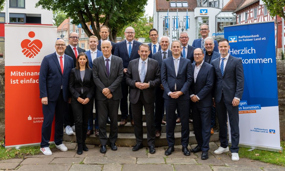 Wo drückt den der Schuh? José Manuel Campa (vorne, 3.v.l.), Chef der European Banking Authority, besucht im September die Raiffeisenbank im Fuldaer Land und die Kreissparkasse Schlüchtern. Auch Hessens Finanzminister Ralph Alexander Lorz (vorne Mitte) und BaFin-Exekutivdirektor Nikolas Speer (vorne, 3.v.r.) sind dabei. Für die Arbeitsgruppe „Weniger ist mehr“ und für den DSGV tritt Christina Wehmeier (vorne, 2.v.l.) auf.