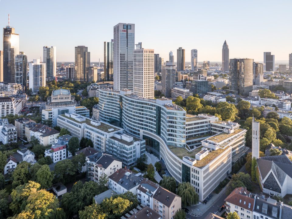 Die Welle: Wellenförmiges Bürogebäude in Frankfurt und zukünftiger Sitz des Fondsverbands BVI